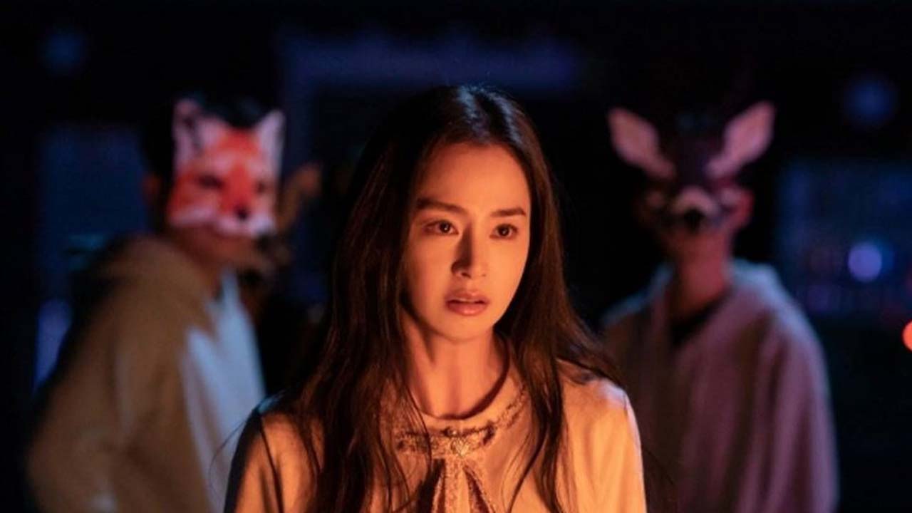 Nữ chính luôn cảm thấy ai đó đang đứng trong tối theo dõi cô