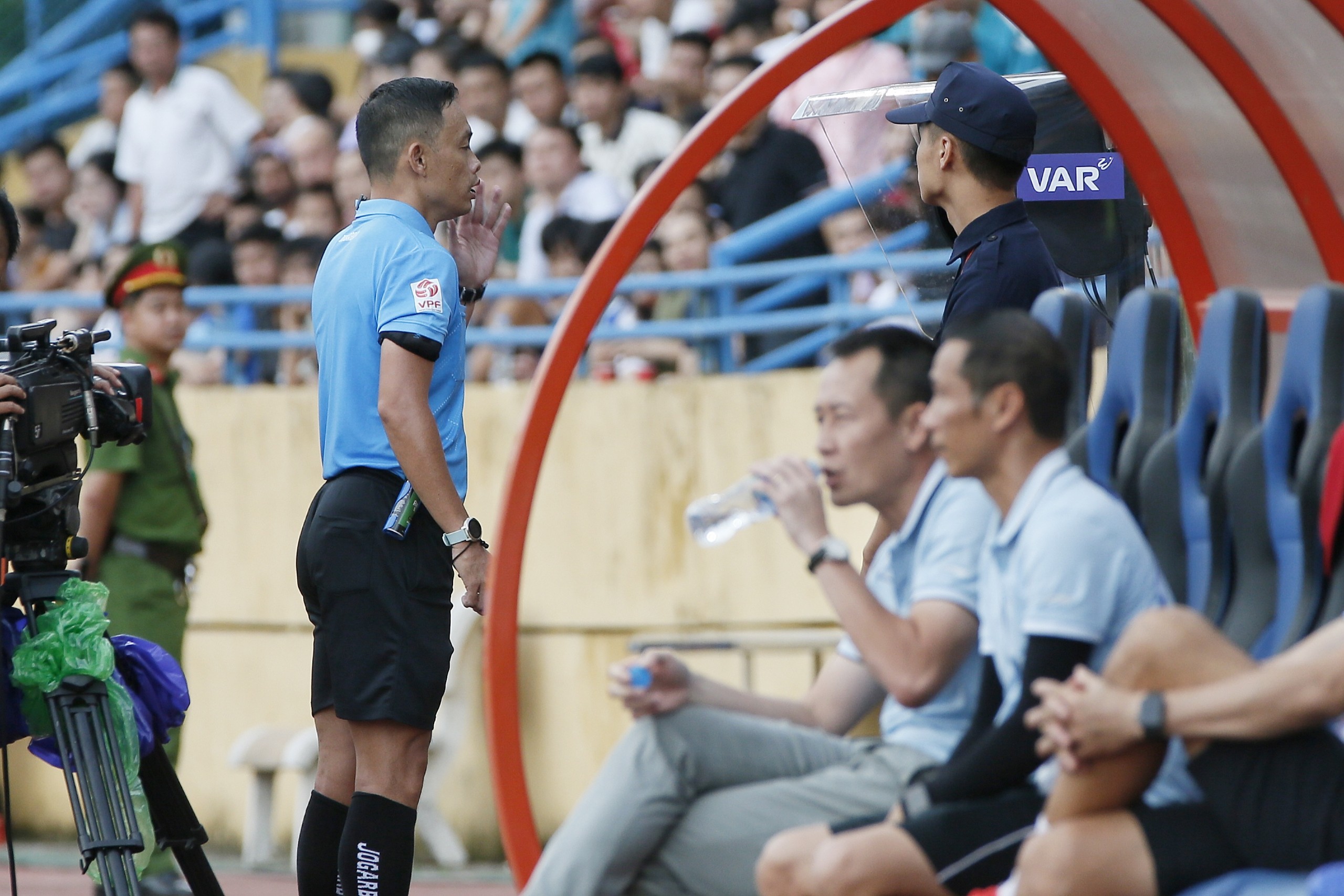 VAR trong V.League 2023/24.