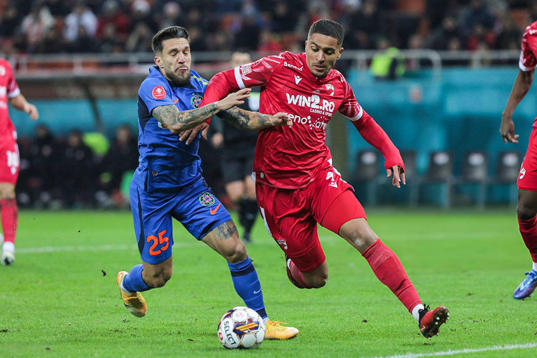 Cầu thủ Lucas Alves (áo đỏ)