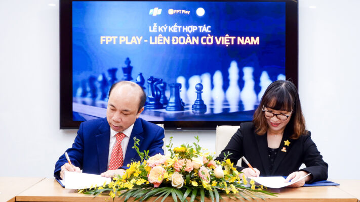 Ông Nguyễn Minh Thắng - đại diện Liên đoàn Cờ Việt Nam và bà Tô Nam Phương - đại diện FPT Play tại buổi lễ ký kết (Ảnh: FPT Play)